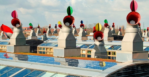 Симпатичные раструбы на крышах зданий – это приводы вытяжной системы вентиляции, работающие от силы ветра. Эта яркая архитектурная деталь не только позволяет издалека узнать BED ZED, но и экономит энергию. Скорость ветра на высоте крыши всегда постоя